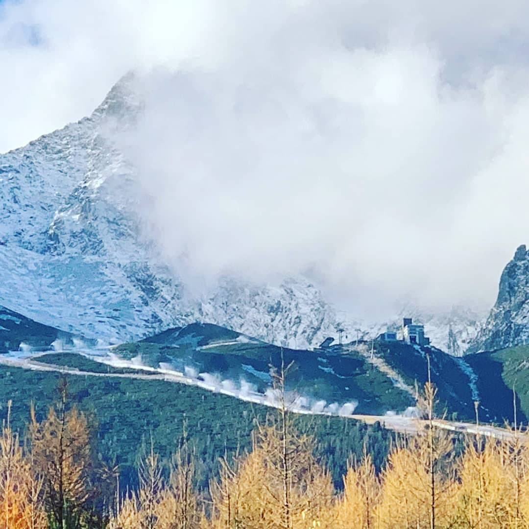 Lyžiarske strediská v Jasnej a vo Vysokých Tatrách začali zasnežovať