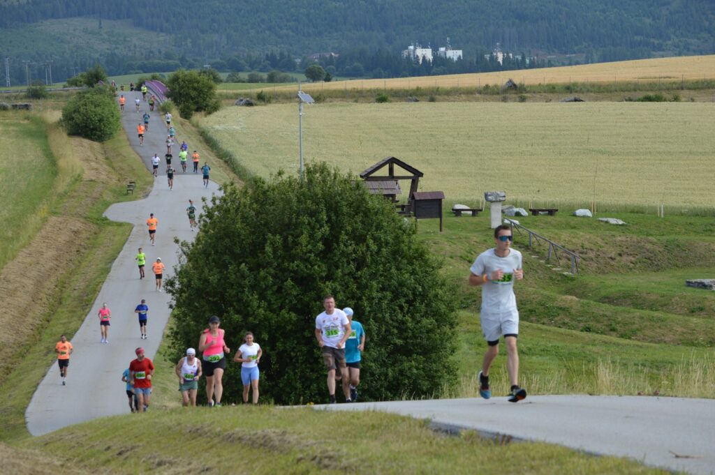 Malý štrbský maratón na 47. ročníku privítal rekordných 820 bežcov. Zvíťazili Marián Zimmermann a Magdalena Patas