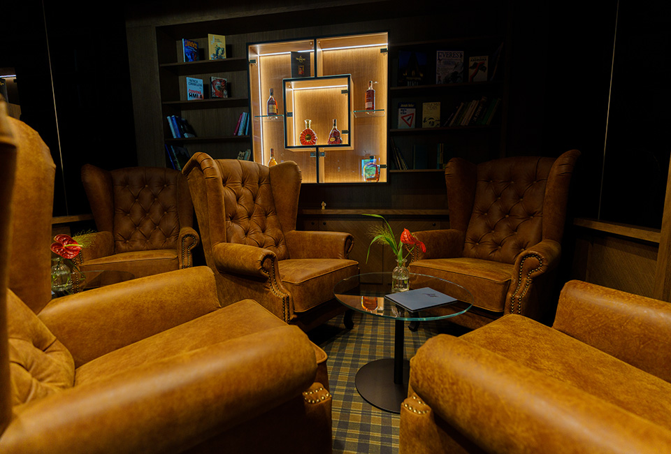 CIGAR & COGNAC BAR - HOTEL HILLS****